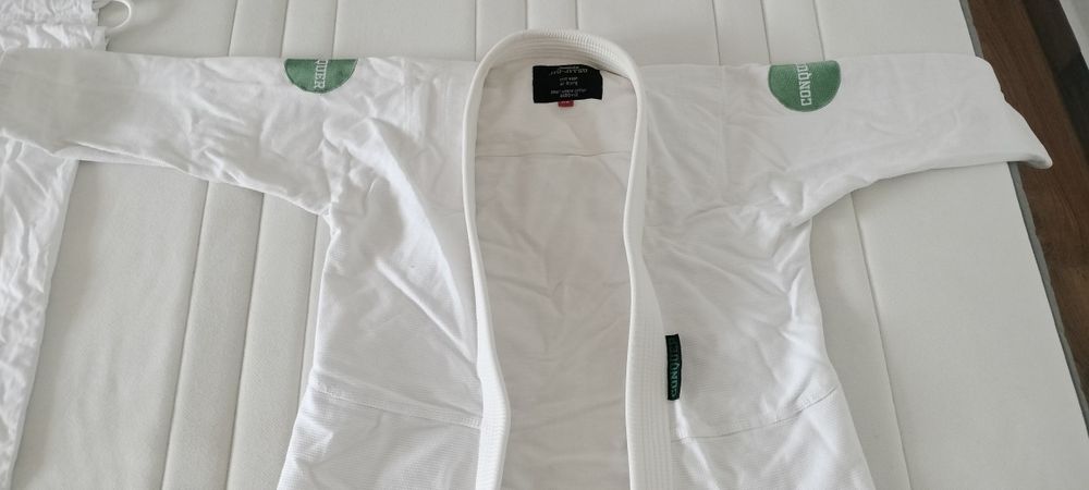 Kimono branco marca Conquer