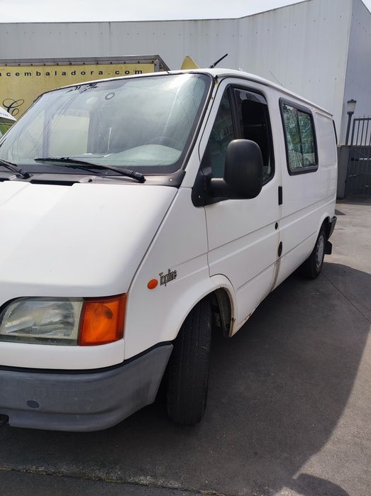 Carrinha Ford Transit ano 2000, adaptada a campervan | 7 Lugares