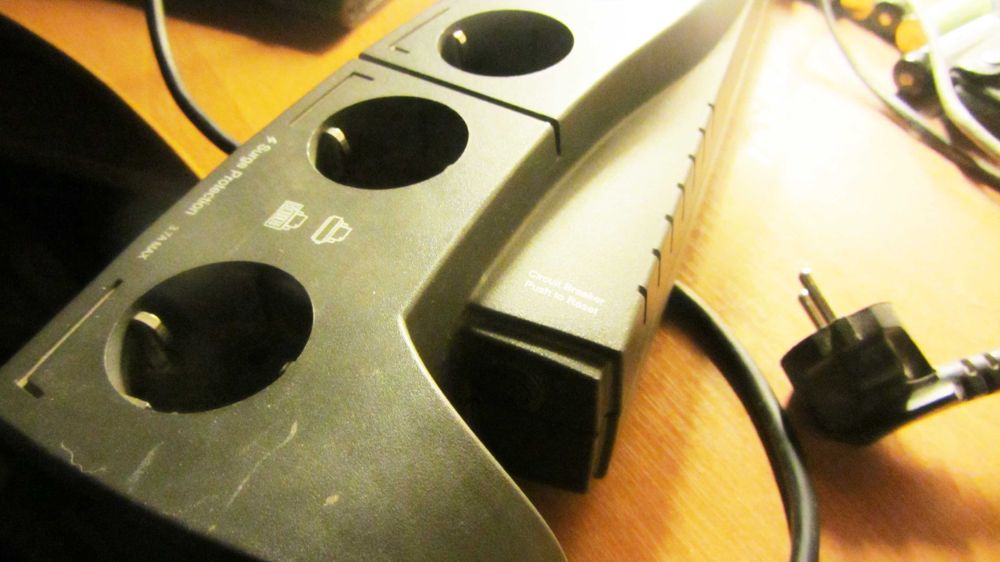 надежный бесперебойник для дома или квартиры инвертор ИБП APC 325