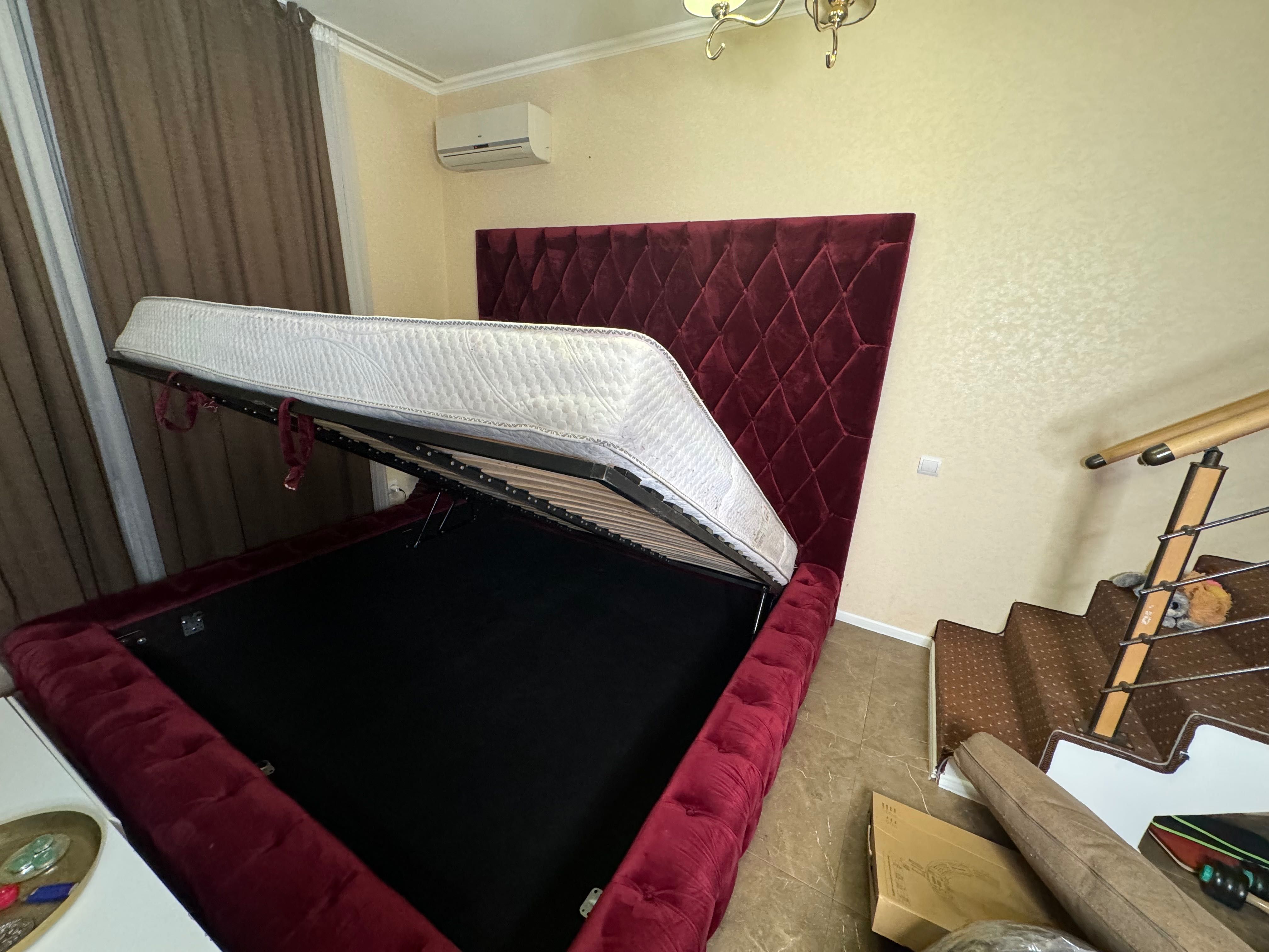 Продам стильну кровать  вже з матрасом .