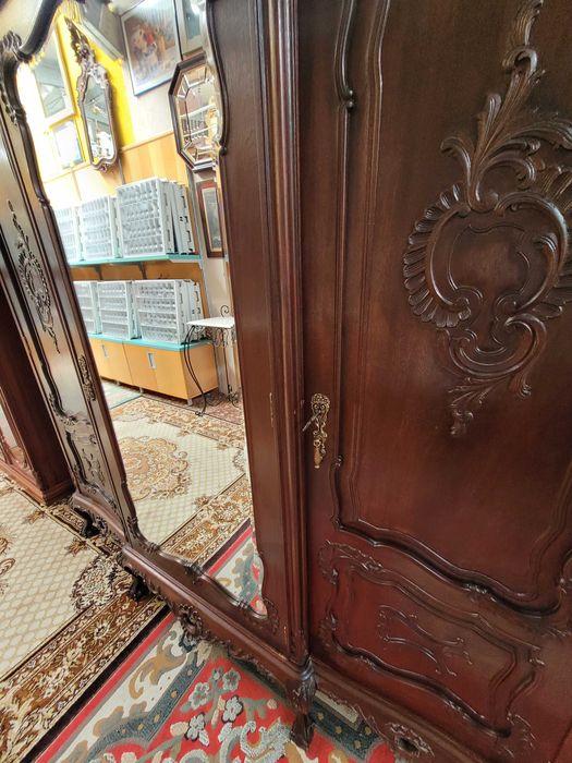 Imponente roupeiro antigo em madeira maciça - Muito b