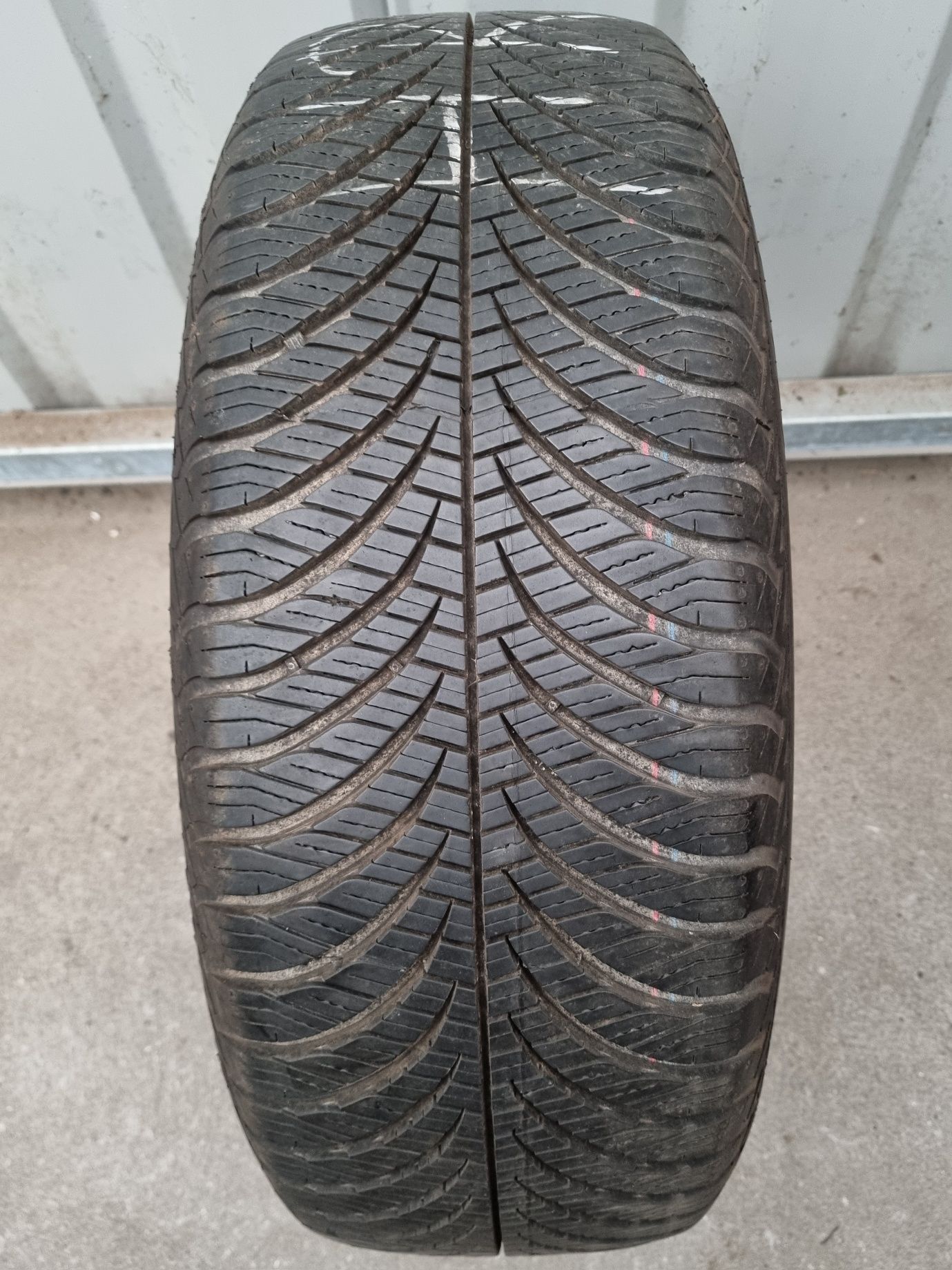 Opona używana 1szt. 215/60/17 Goodyear Vector 4Seasons Gen-2  / 7,8mm
