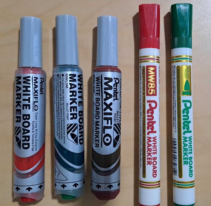 28 Marcadores "Pentel" para quadros brancos