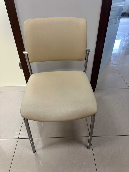 Trzy krzesła konferencyjne używane