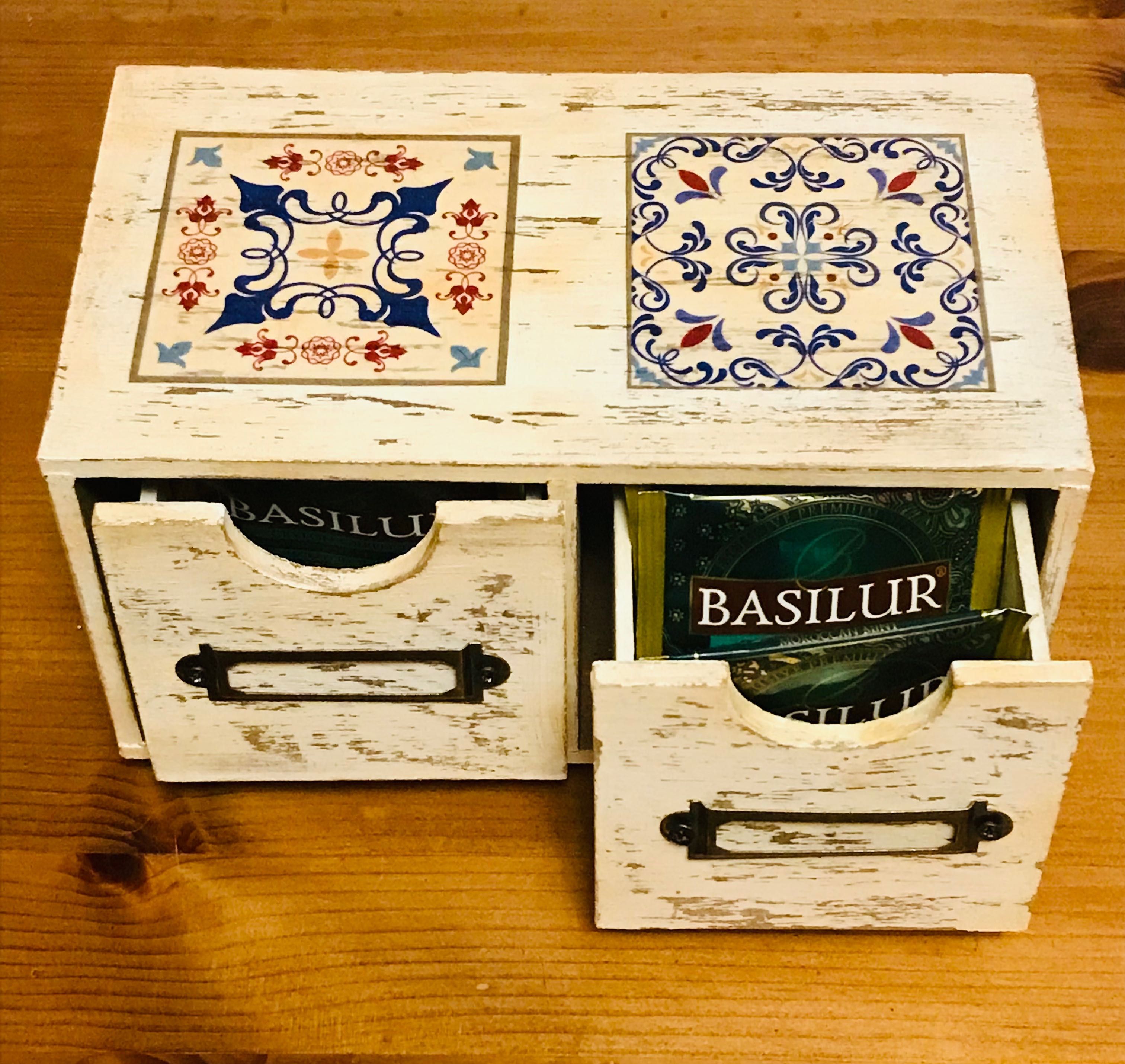 Komódka z szufladkami Azulejos na nóżkach