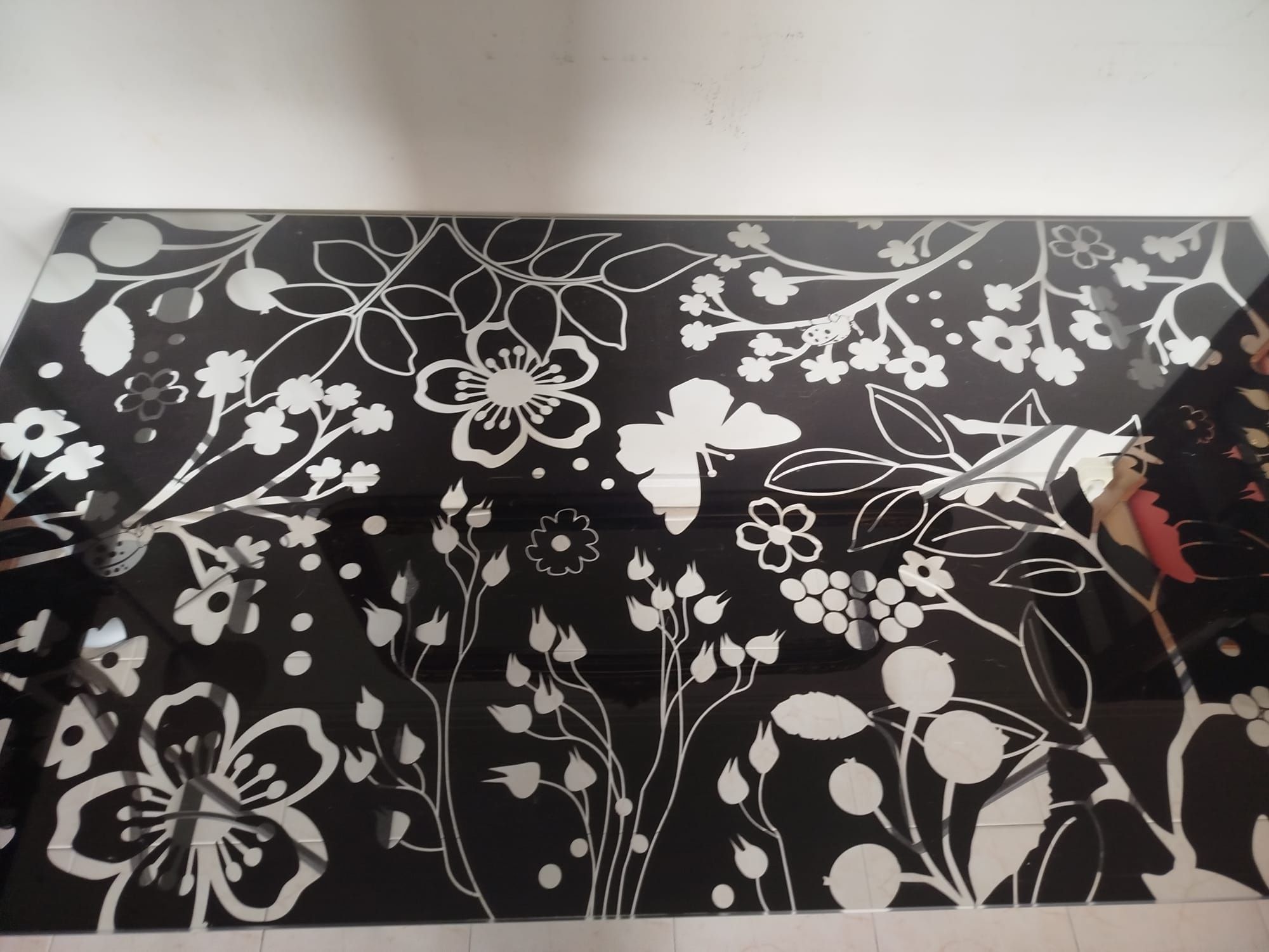 Mesa em vidro com motivos
