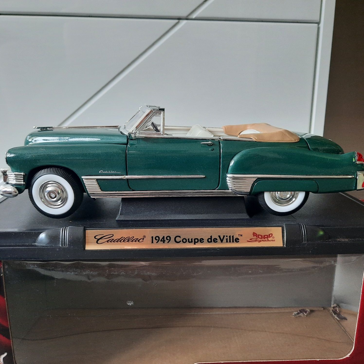 Samochód Kolekcjonerski Cadillac Coupe DeVille Road Signature 1:18