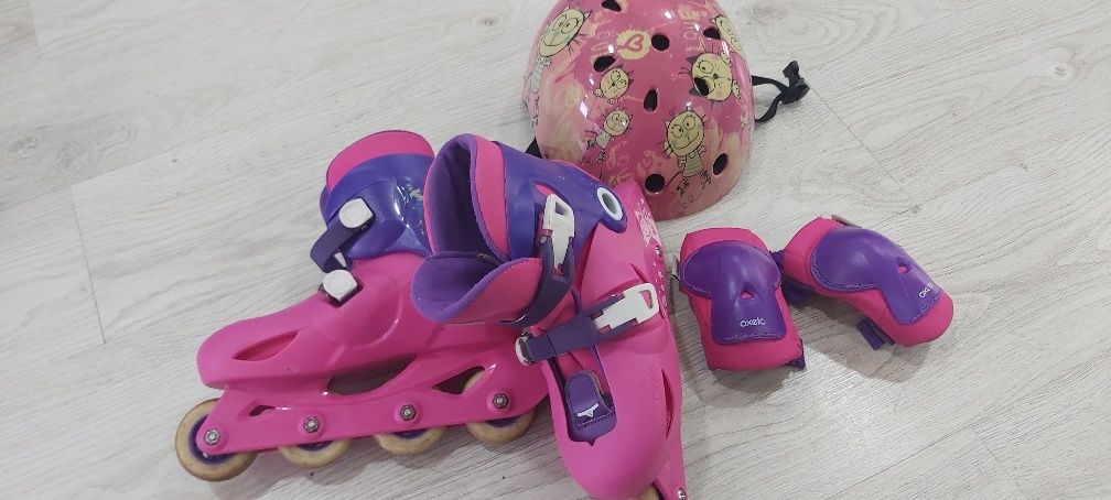 Patins com capacete e joalheiras de criança