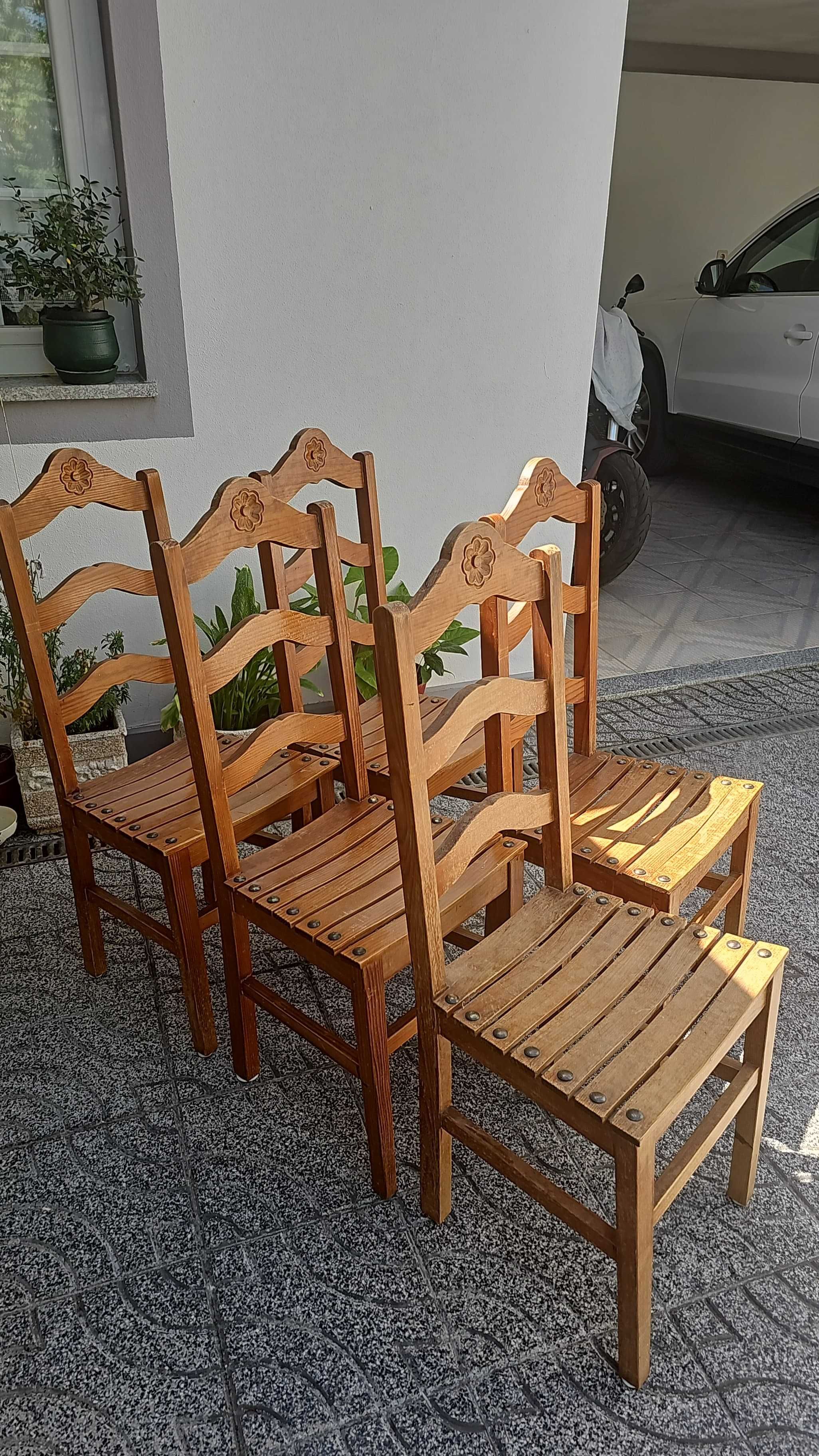 Conjunto de cadeiras de madeira rústicas