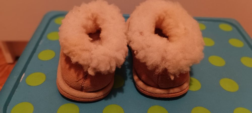 Pantufas em pele verdadeira com sola de borracha