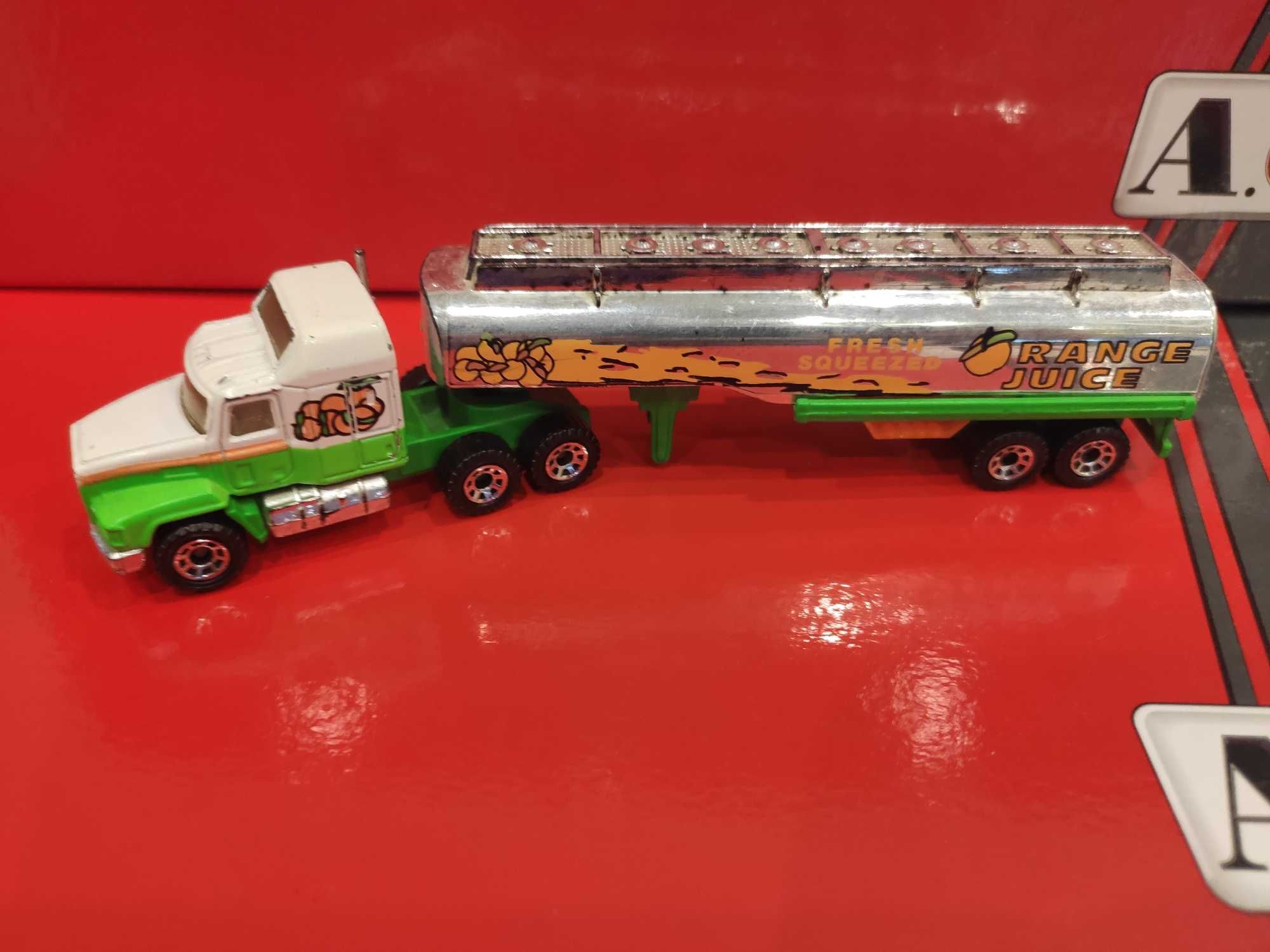 Matchbox Mack z cysterną Range juice convoy