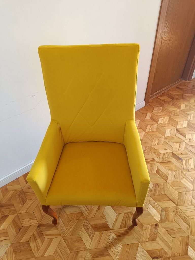 Krzesło tapicerowane z podlokietnikami