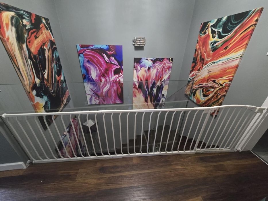 Bramka zabezpieczają długa biała, rozporowa, zabezpieczenie dla dzieci