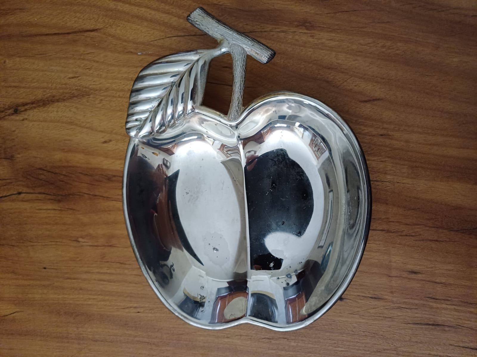 Taças vintage metálicas em forma de maçã