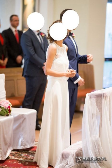 Delikatna, prosta, dopasowana suknia ślubna