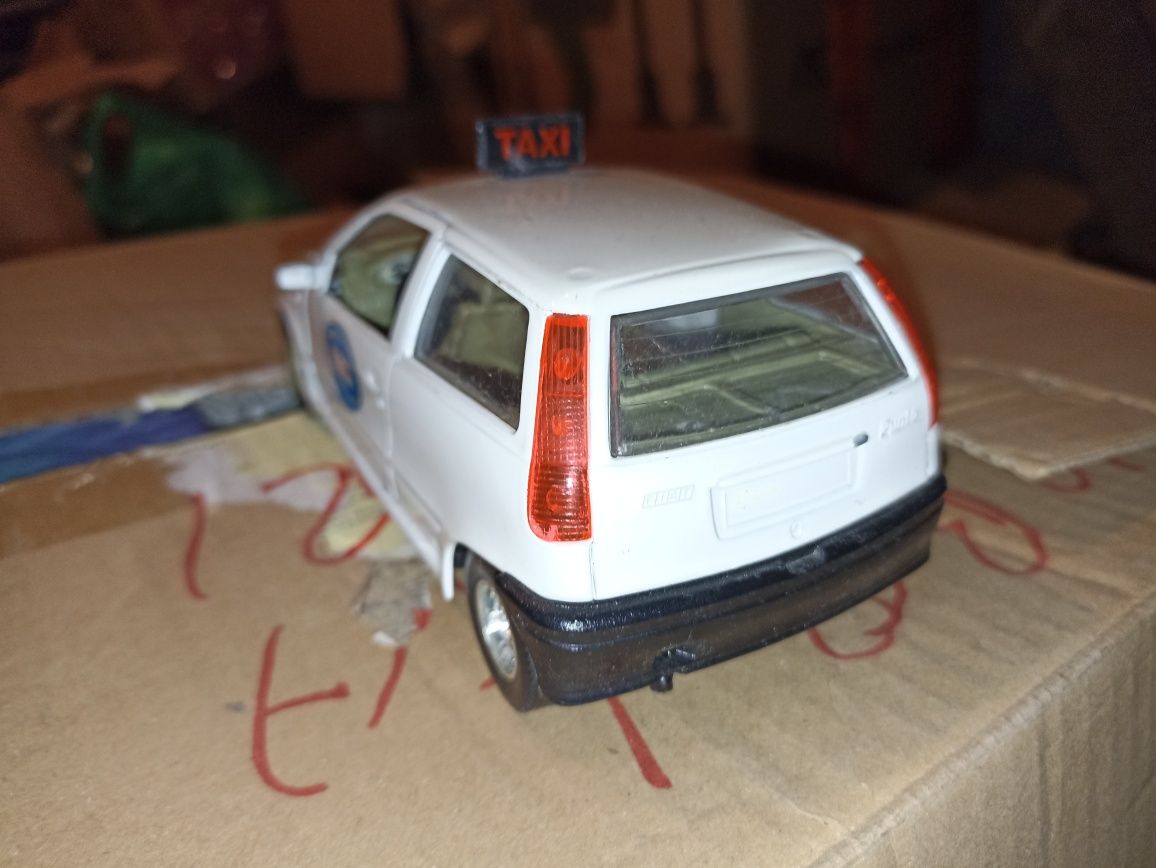 Stary vintage Model Fiat Punto I Radiotaxi Bburago 1:24