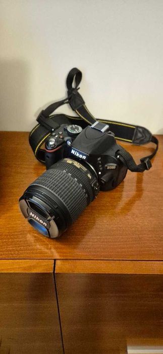 Lustrzanka cyfrowa Nikon D5100 z obiektywem i akcesoriami