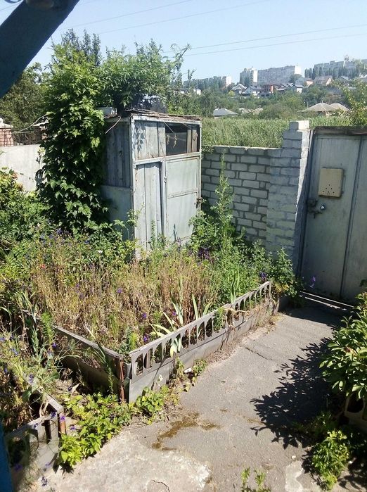 Продам половину будинка в районі Першої міської лікарні