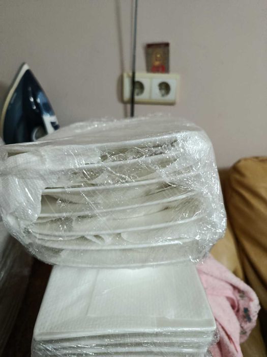 Тарілки, стакани, горнятка