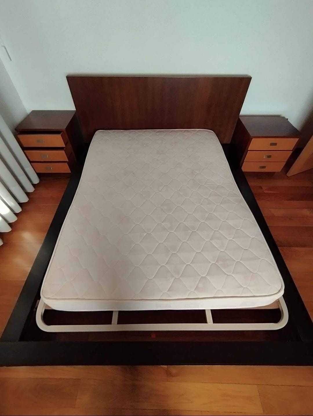 Cama com colchão + mesa de cabeceira