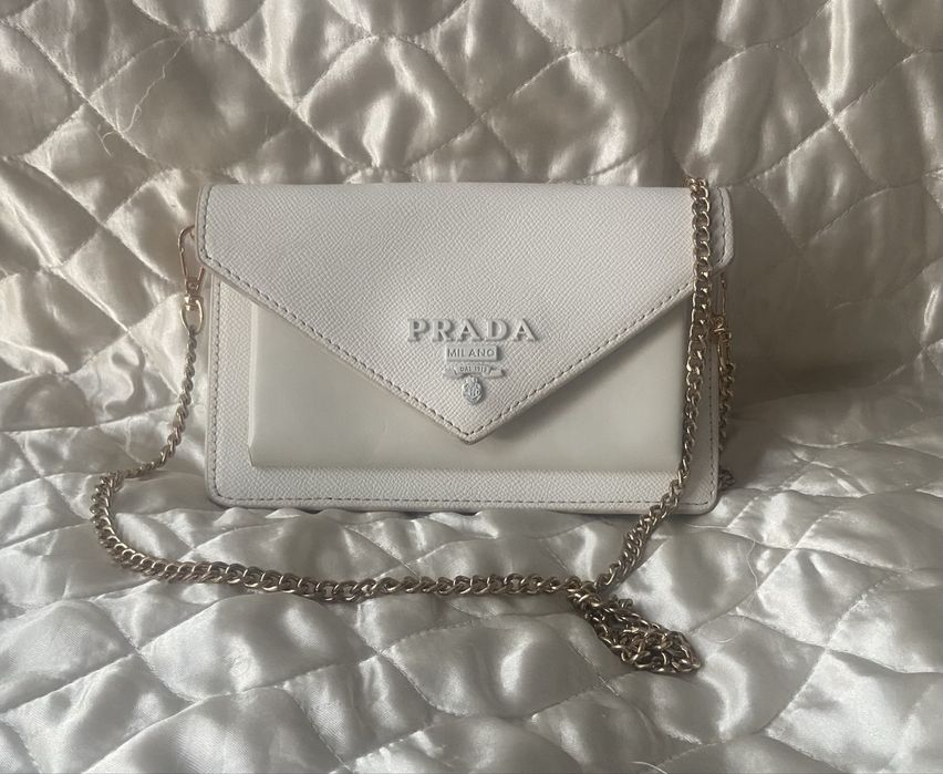 PRADA biala kopertowka na łańcuszku