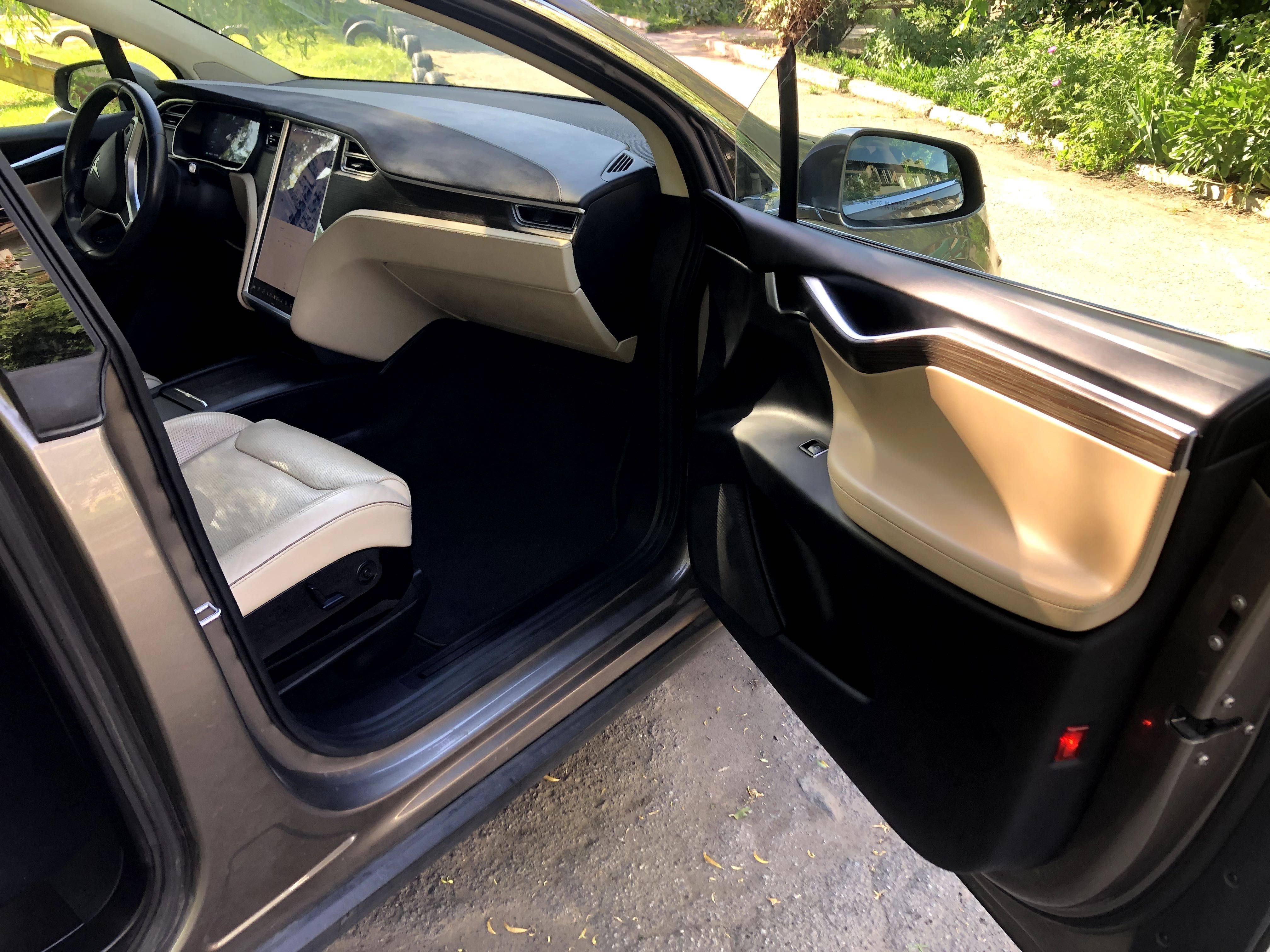 Tesla Model X 90D