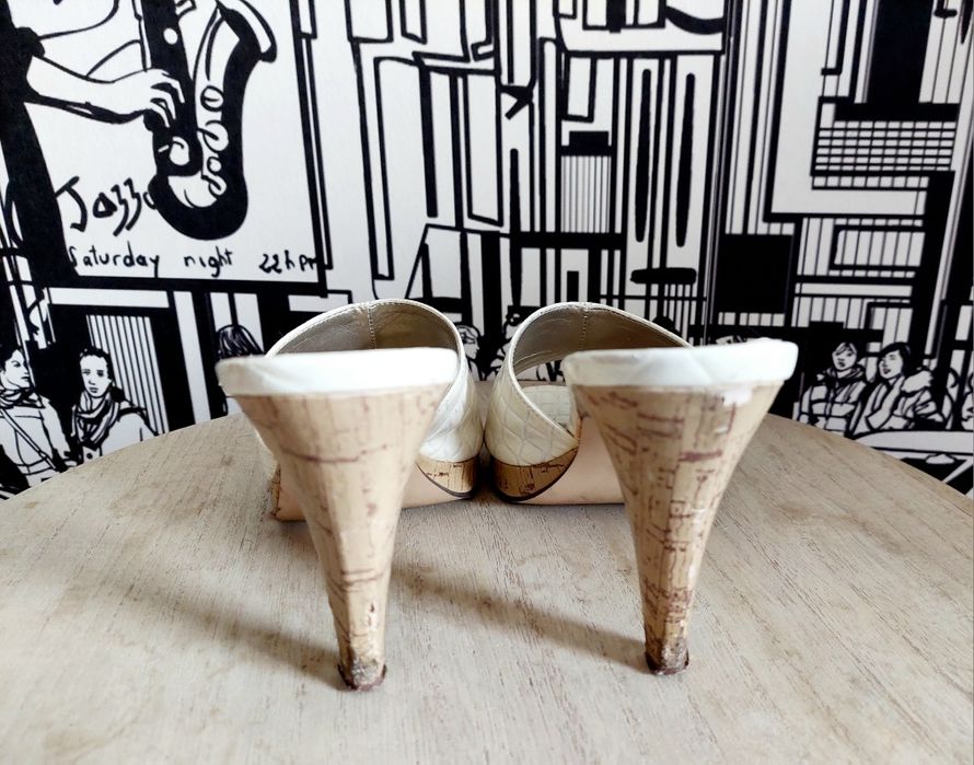 Białe sandały klapki na obcasie na słupku CCC Jennifer