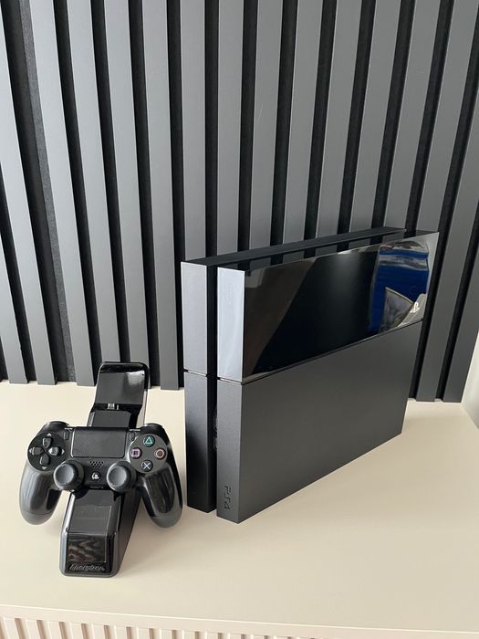 PlayStation 4 (fat) 500 GB + pad DualShock 4 + ładowarka + 24 gry