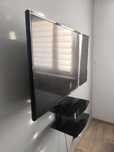 Telewizor LG 43 cale z uchwytem ściennym i półkami