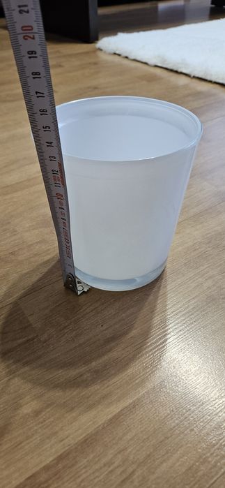 Biały wazon doniczka osłonka