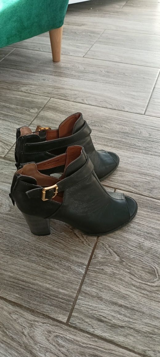 R40 botki na obcasie