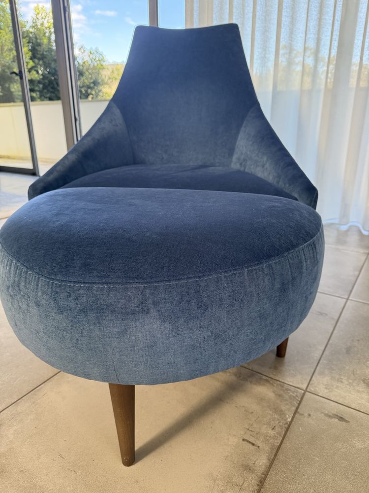 Poltrona e repousa pés azul Sancal