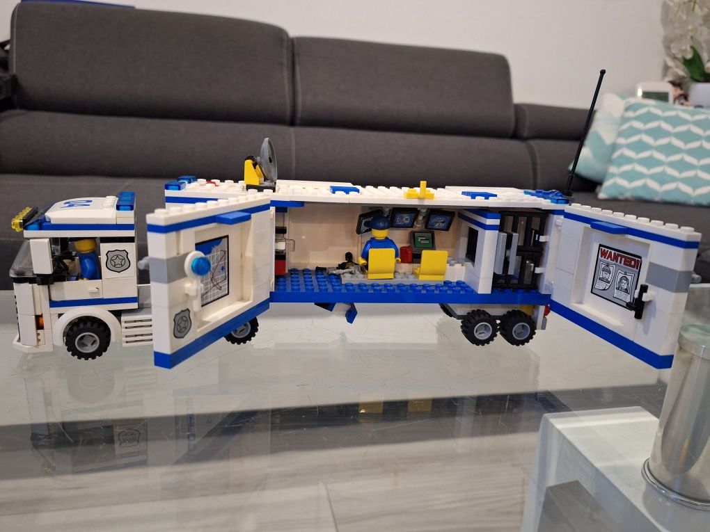 Duży zestaw: Posterunek Lego 7744 + ciężarówka z naczepą Lego 60044