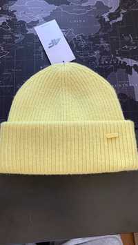 damską czapkę zimową marki 4f. Kolor jasnożółty