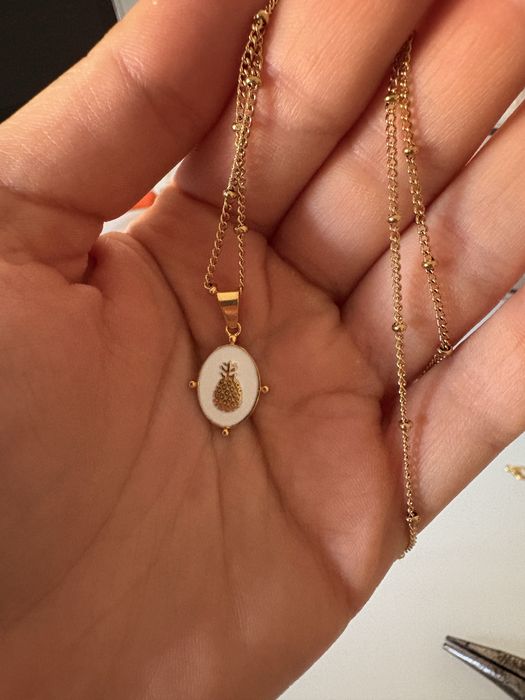 Colar com simbolo branco