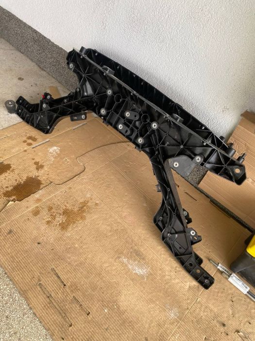 Телевізор Tesla MY, установочна панель тесла Y