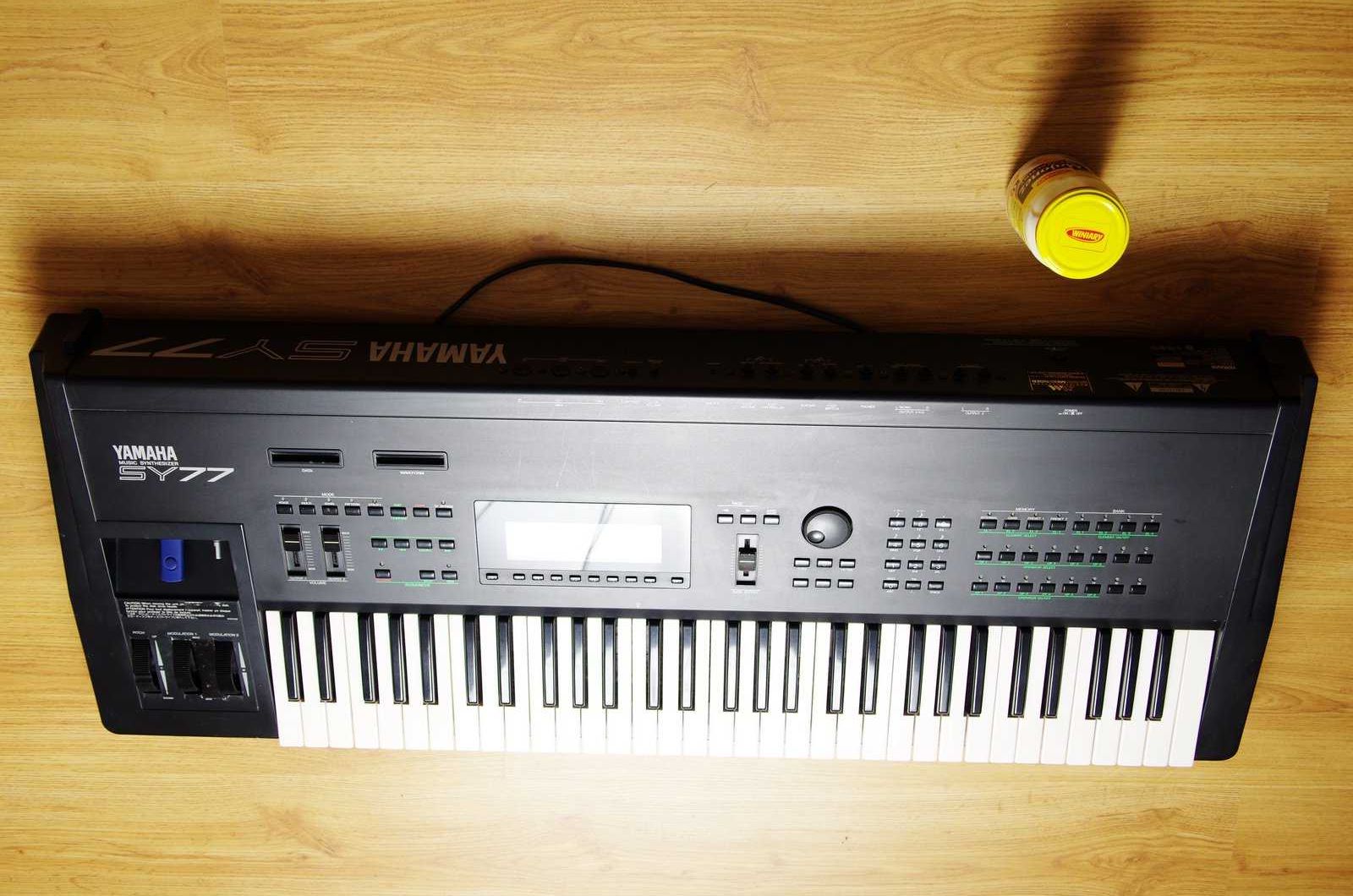 Syntezator Yamaha SY77 ze stacją USB i modyfikacjami