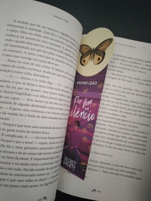 Livro "Por Fim em Silêncio"