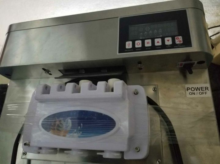 NOVA Máquina de Gelado soft 3 sabores e + 1 sabor 2600 € = 2 maquinas