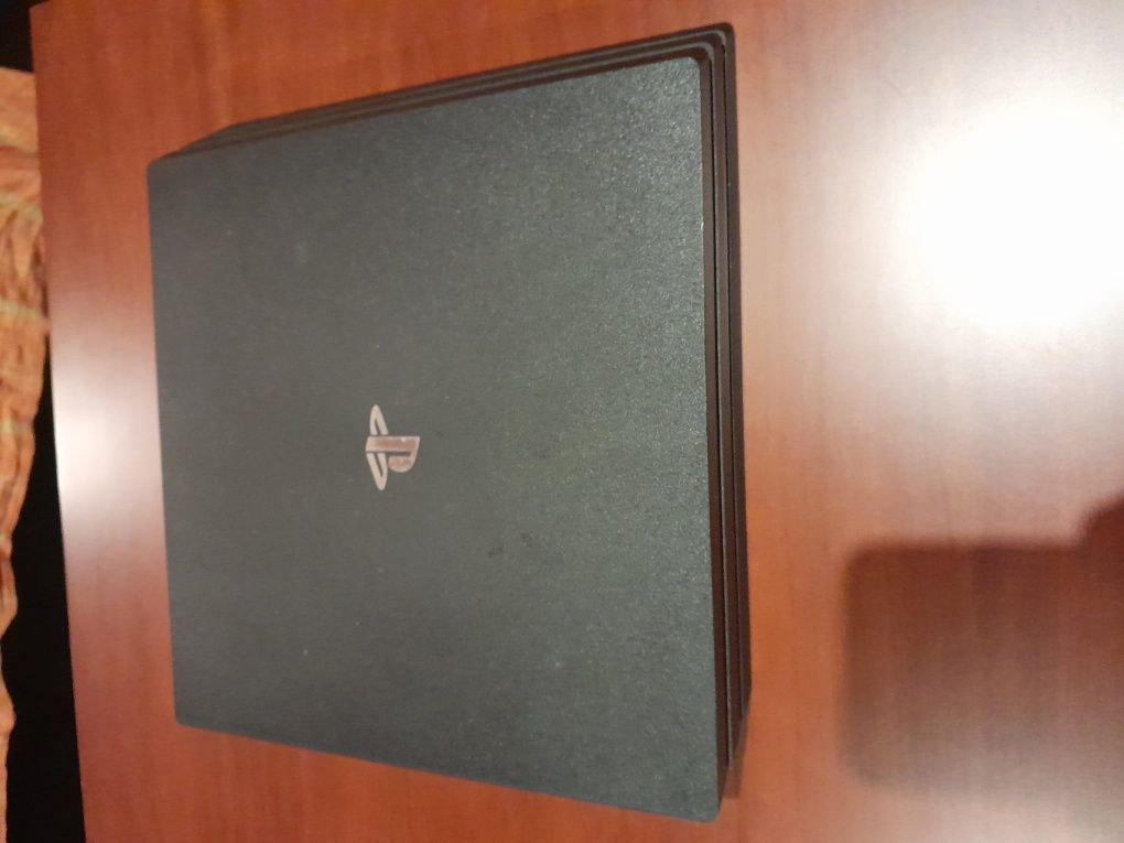 PlayStation 4 Pro 1TB + Comando Dualshock 4 + 6 jogos PS4