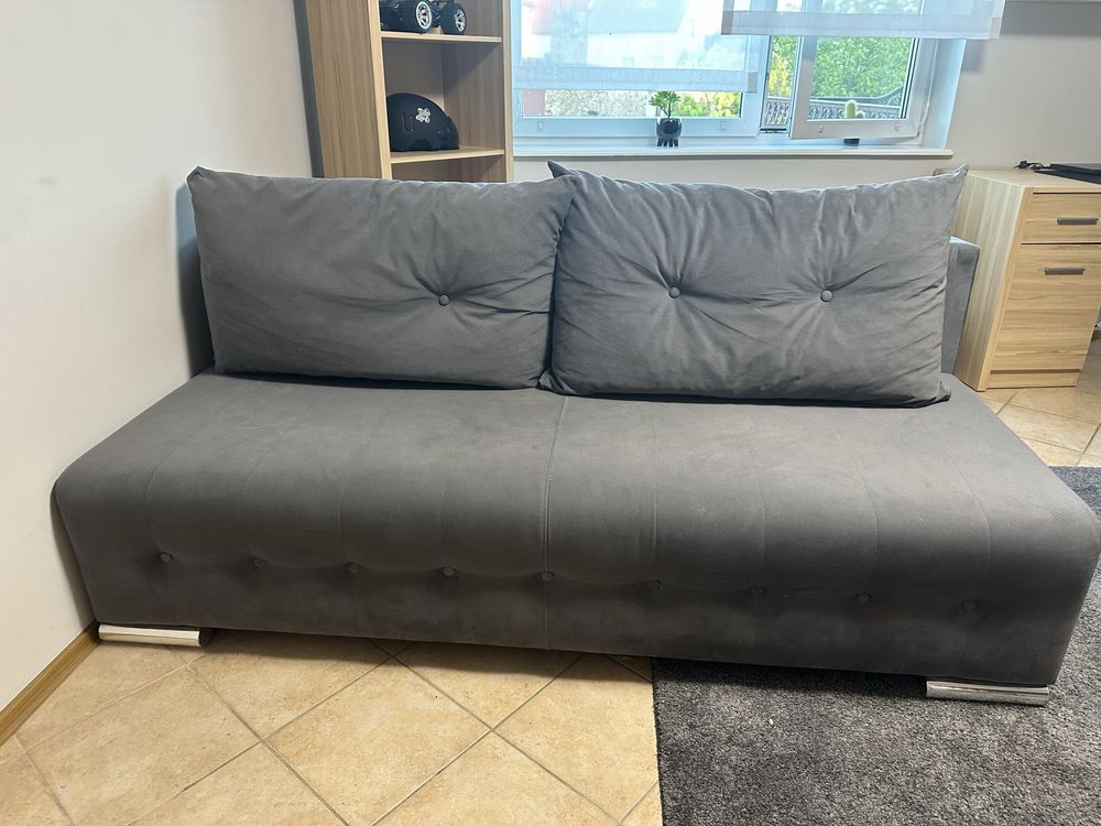 Sofa rozkładana z pojemnikiem na pościel