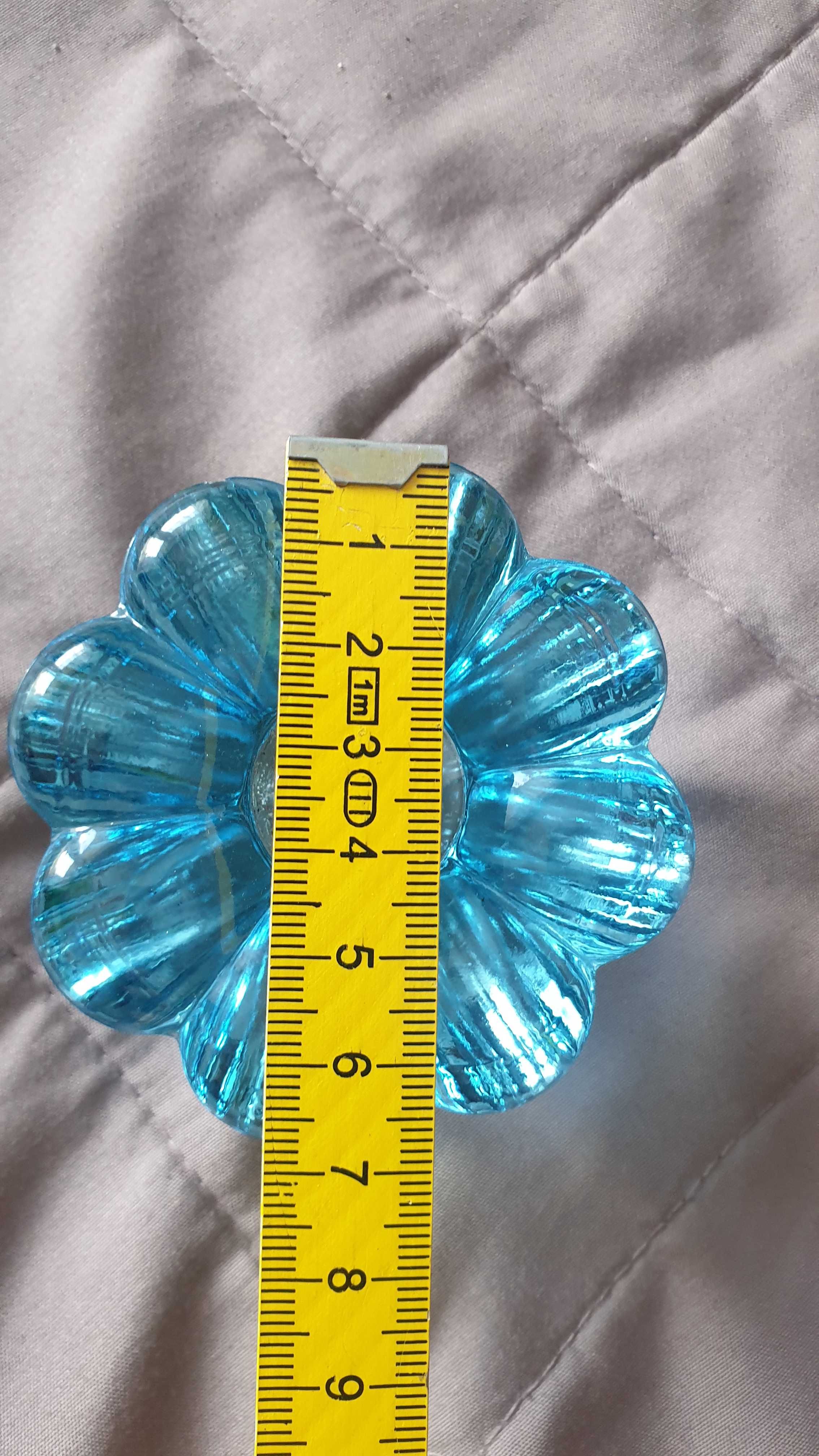 Niebieski szklany świecznik kwiat