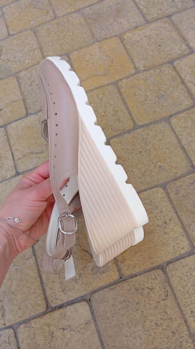 Босоножки на танкетке