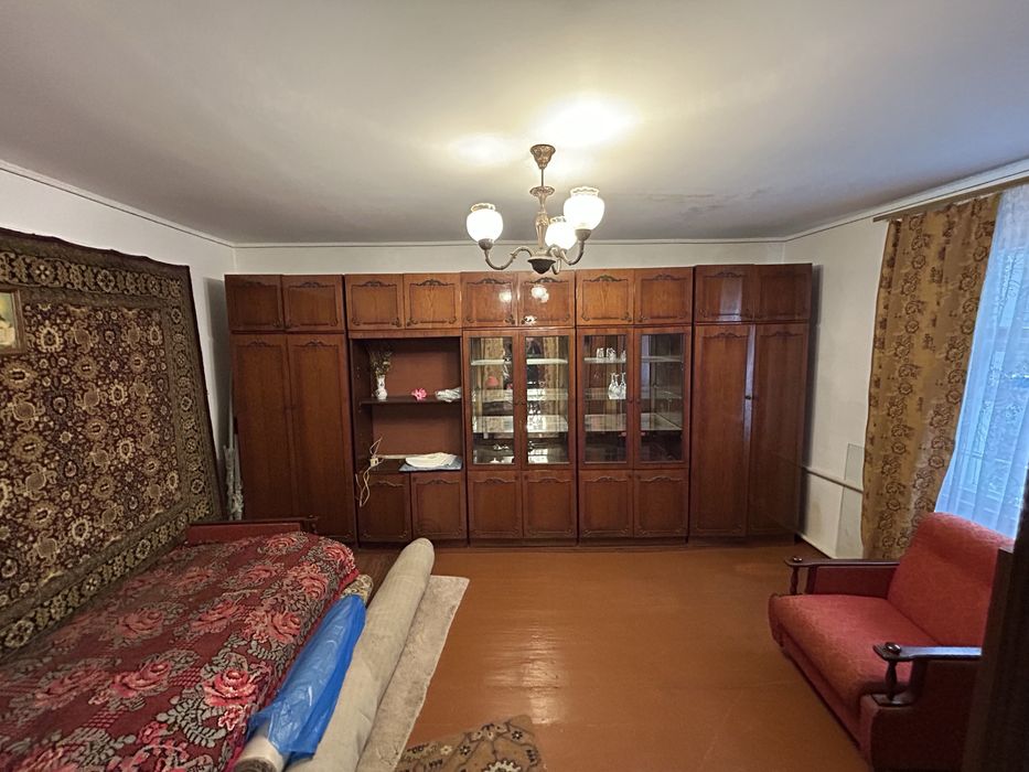 Центр, фасадна частина будинку по вулиці Юрка Тютюнника (Войкова)