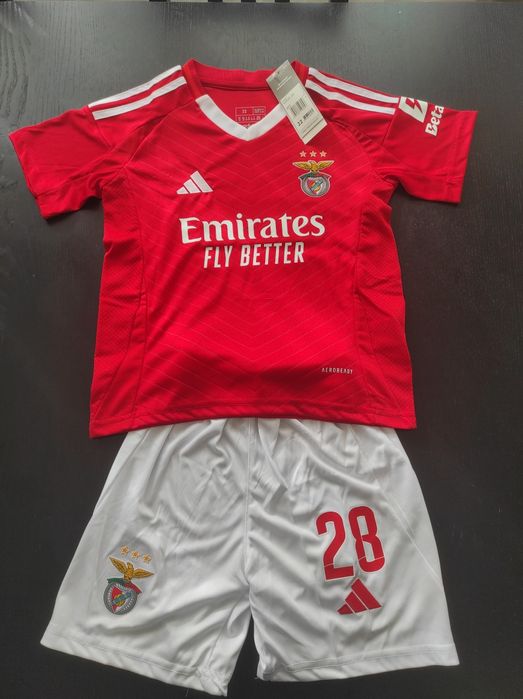 Equipamento do Benfica de criança, com o nome V. Barão, N°28