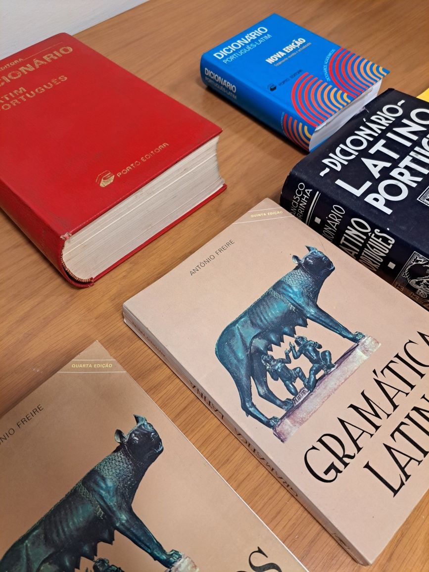 Livros e dicionários Latim