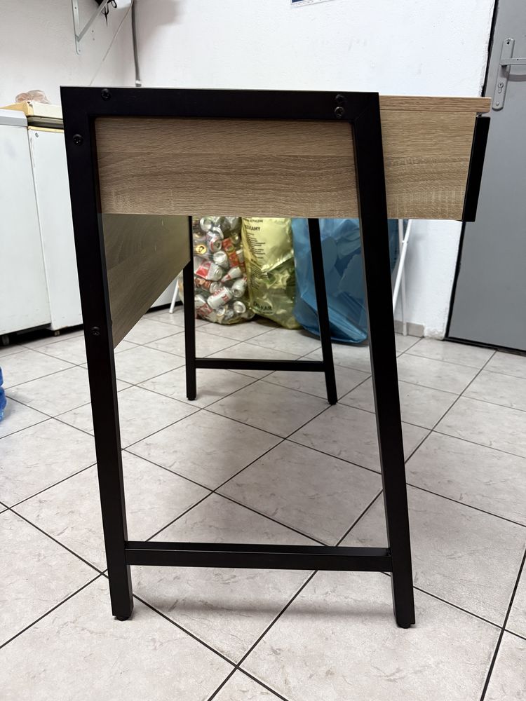 Drewinany stół z szufladą
