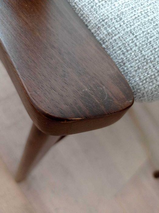 Zestaw dwóch krzeseł Henrico, nóżki orzech, szare siedzisko.