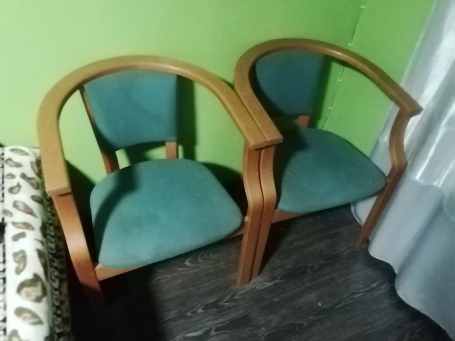 Dwa krzesła w kolorze zielonym
