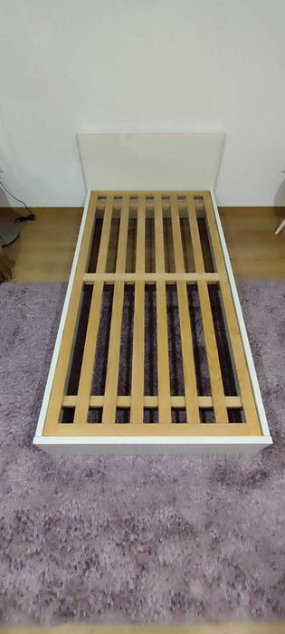 Cama solteiro lacada em branco com colchão